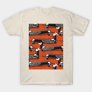 Spooktacular long dachshunds skeleton // pattern // orange background skeleton dogs T-Shirt